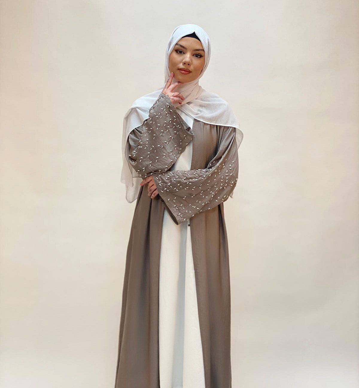 Pearl sleeve open abaya in Pebble