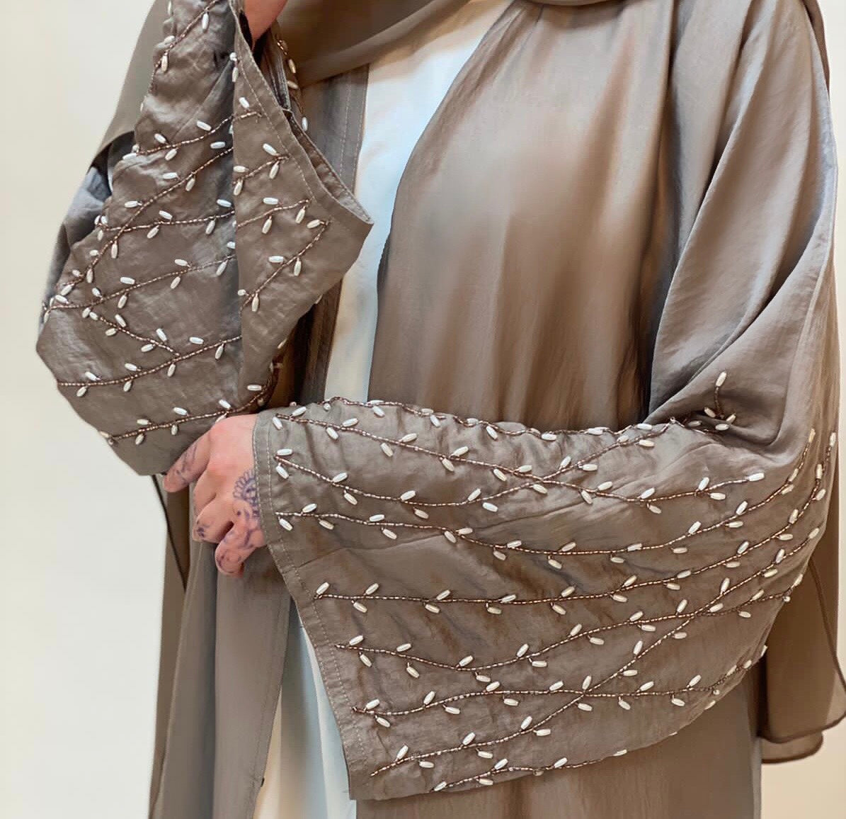 Pearl sleeve open abaya in Pebble